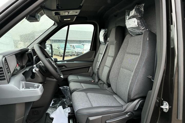 Sort Nissan Interstar fra 2025