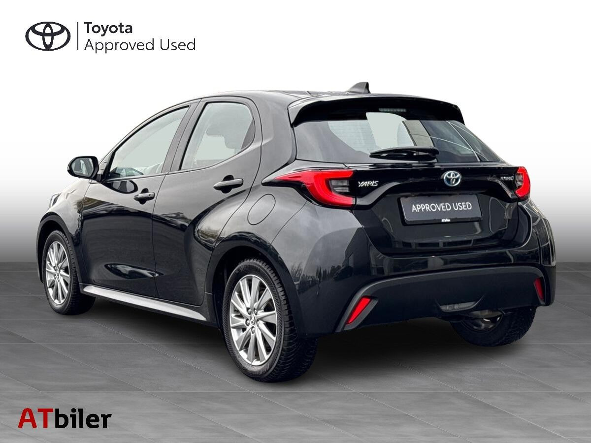 Sort Toyota Yaris fra 2023