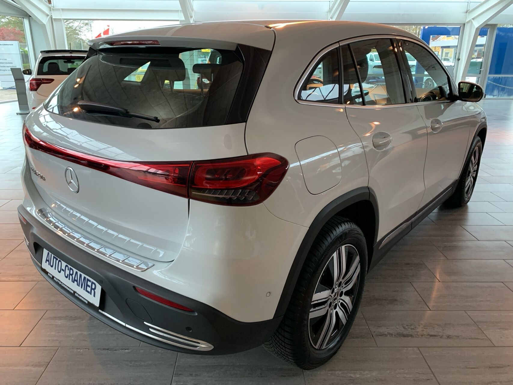 Hvid Mercedes EQA250+ fra 2023