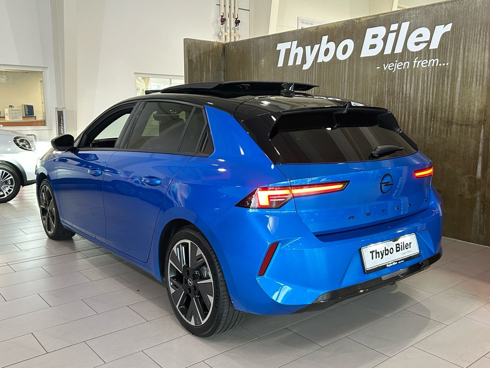 Blå Opel Astra-e fra 2025