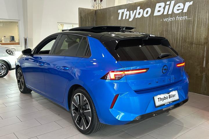 Blå Opel Astra-e fra 2025