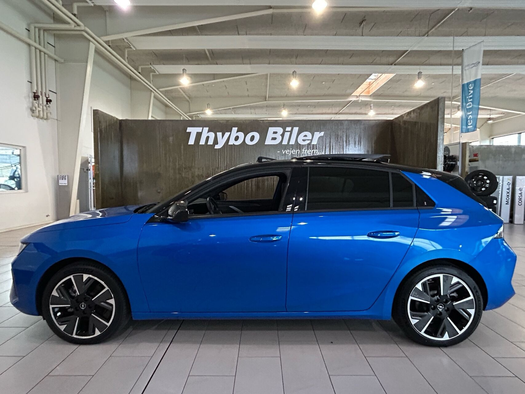 Blå Opel Astra-e fra 2025