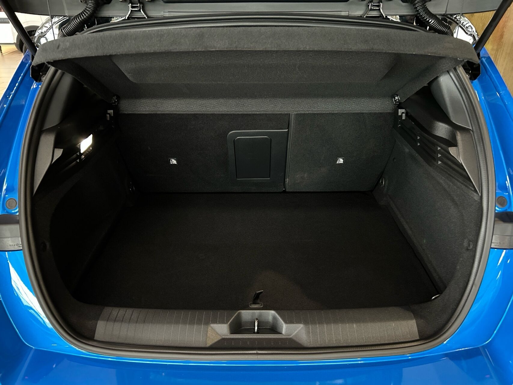 Blå Opel Astra-e fra 2025