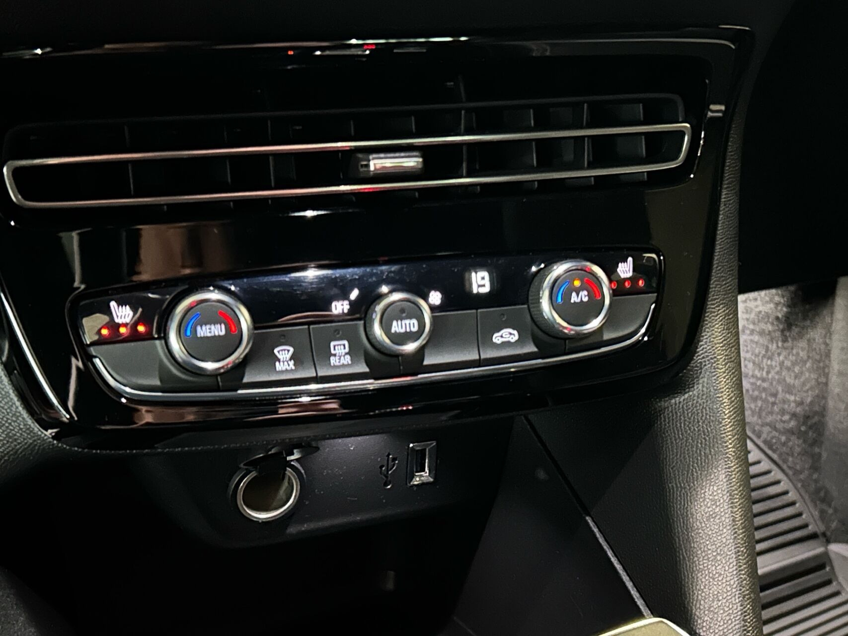 Rød Opel Mokka-e fra 2021