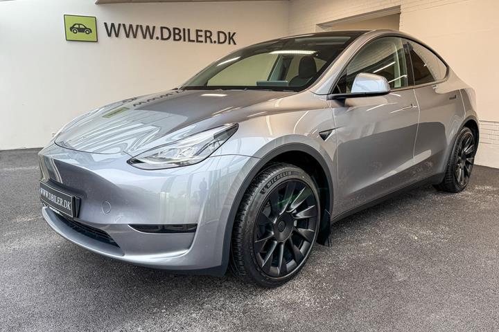 Grå Tesla Model Y fra 2024
