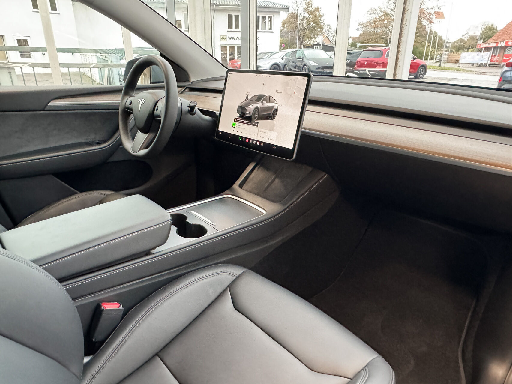 Grå Tesla Model Y fra 2024