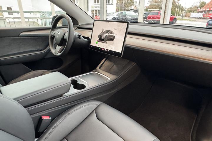 Grå Tesla Model Y fra 2024