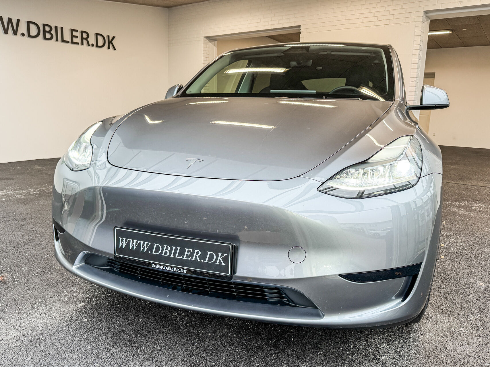 Grå Tesla Model Y fra 2024