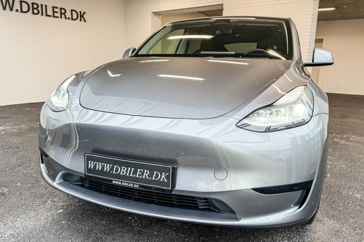 Grå Tesla Model Y fra 2024