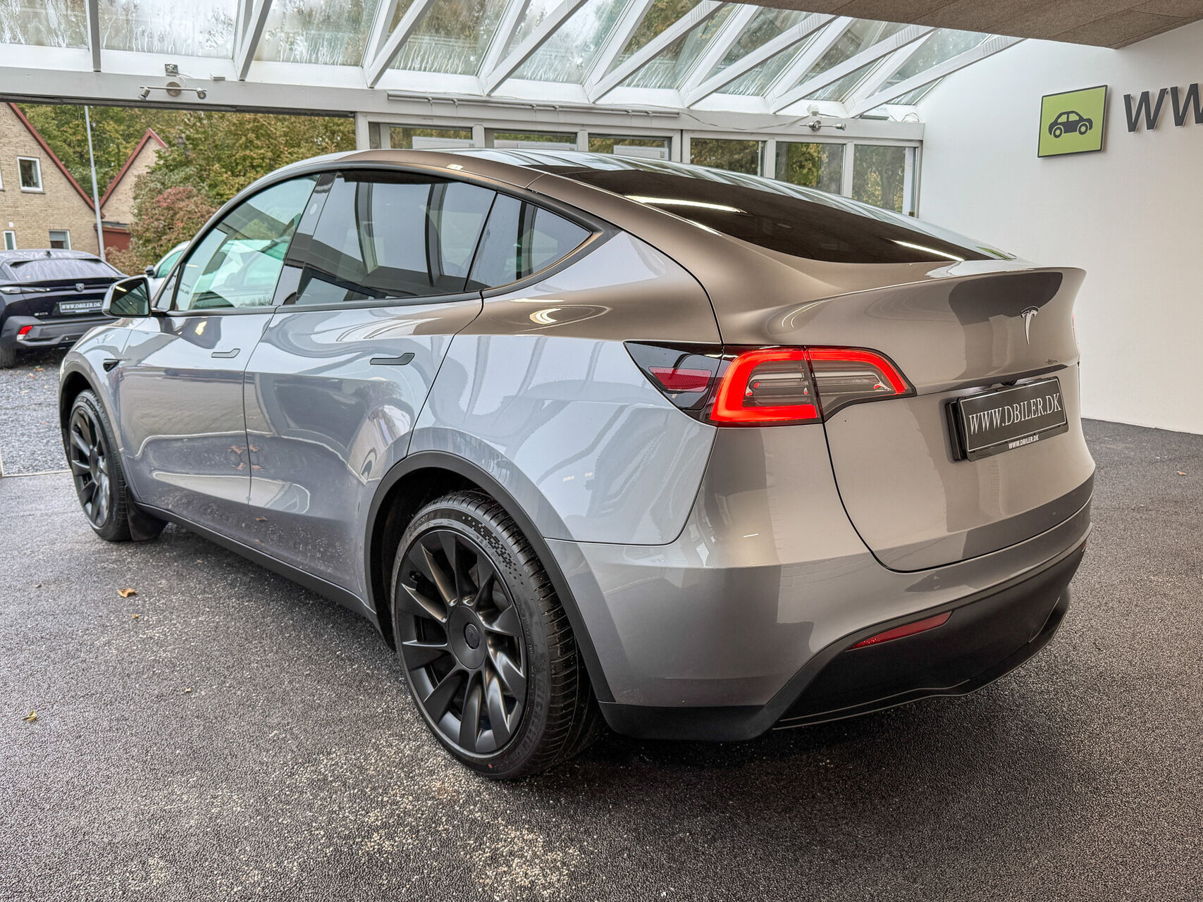 Grå Tesla Model Y fra 2024