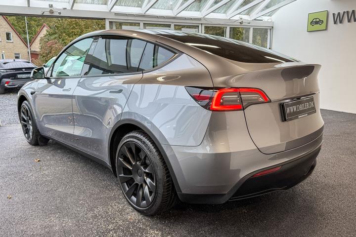 Grå Tesla Model Y fra 2024