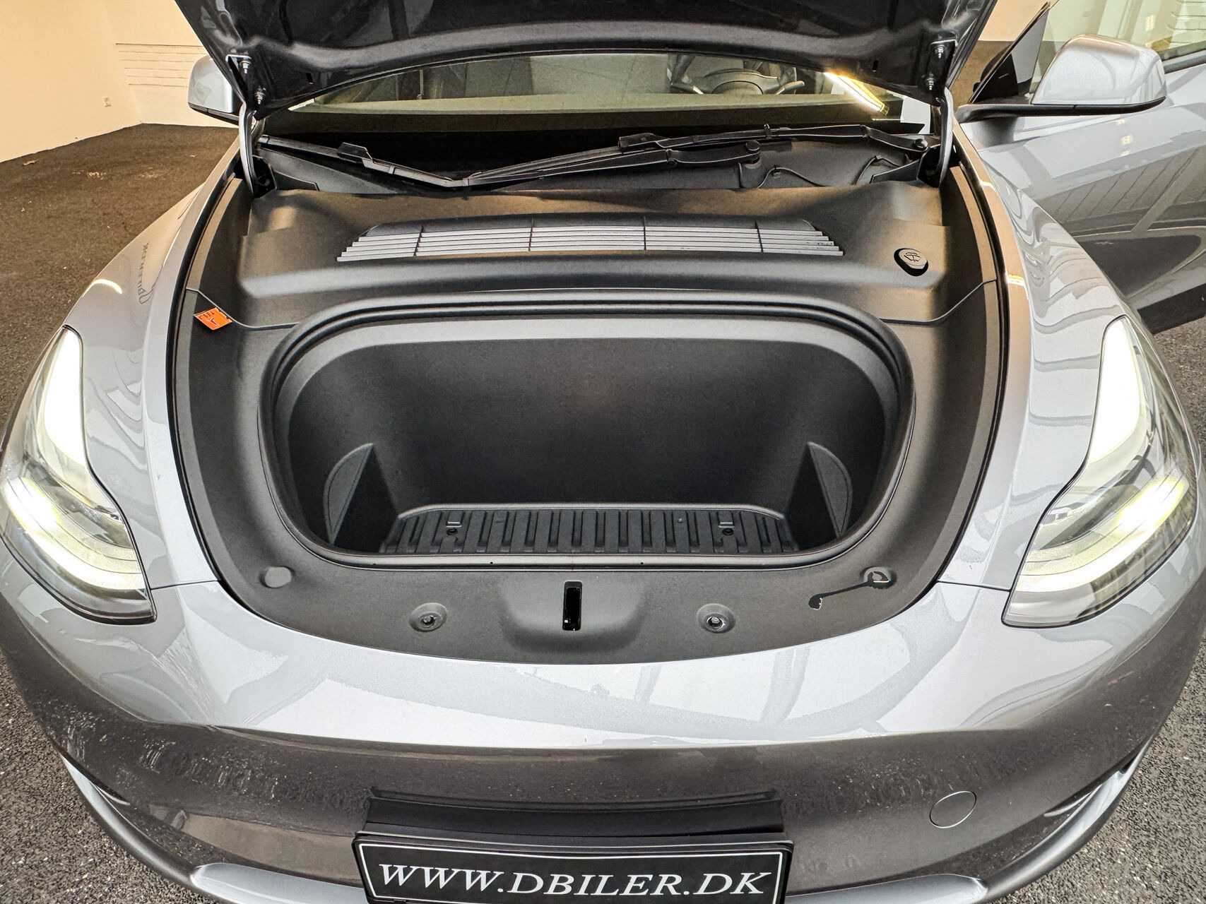 Grå Tesla Model Y fra 2024