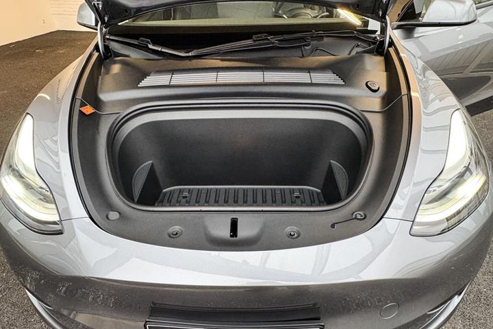 Grå Tesla Model Y fra 2024