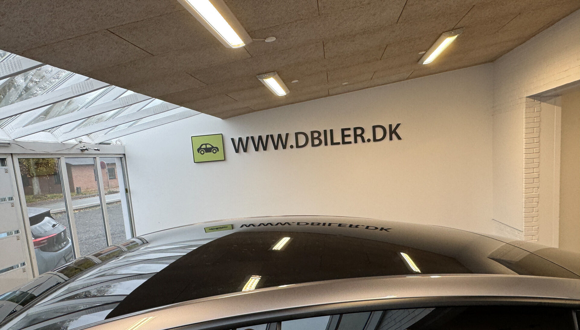 Grå Tesla Model Y fra 2024