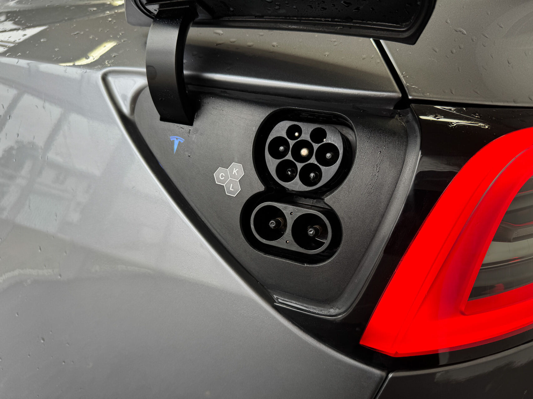 Grå Tesla Model Y fra 2024