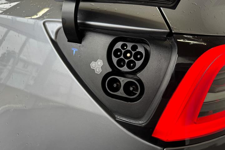 Grå Tesla Model Y fra 2024