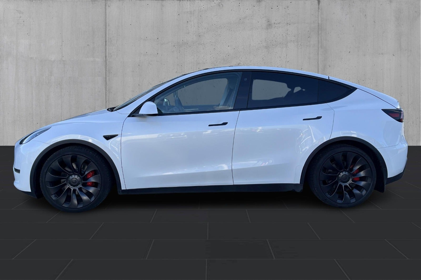 Hvid Tesla Model Y fra 2022