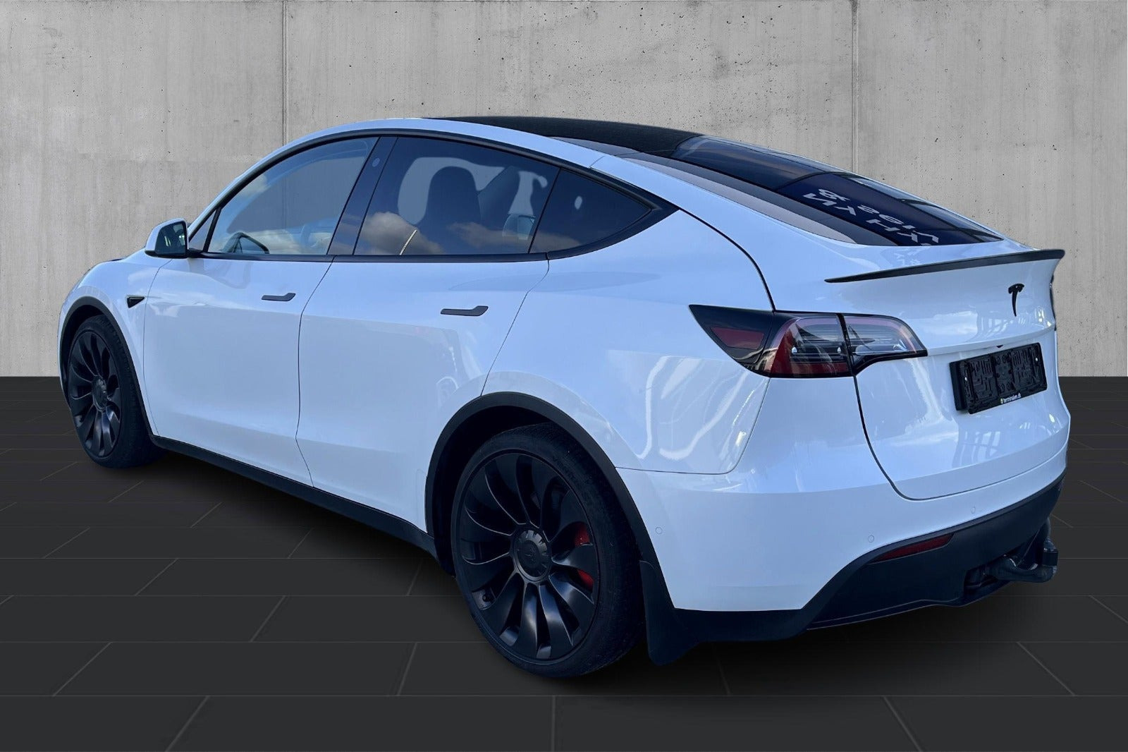 Hvid Tesla Model Y fra 2022