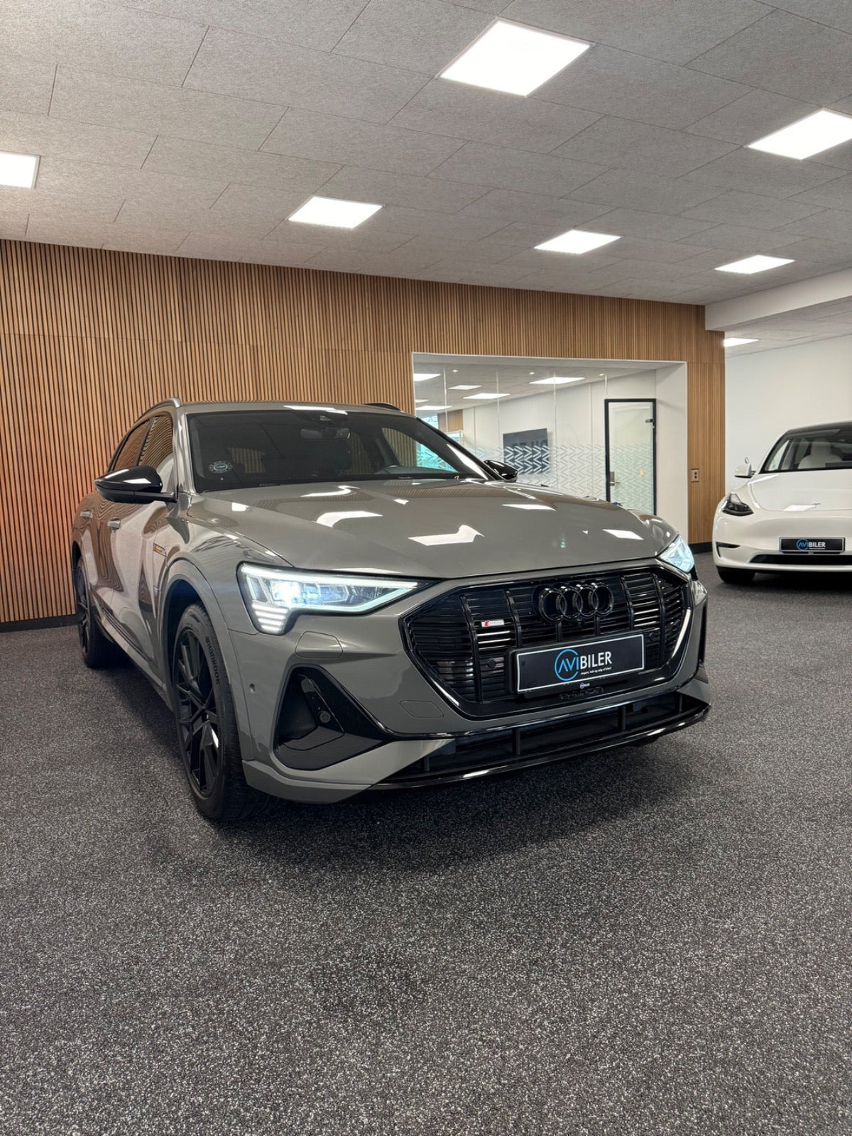 Grå Audi e-tron fra 2022