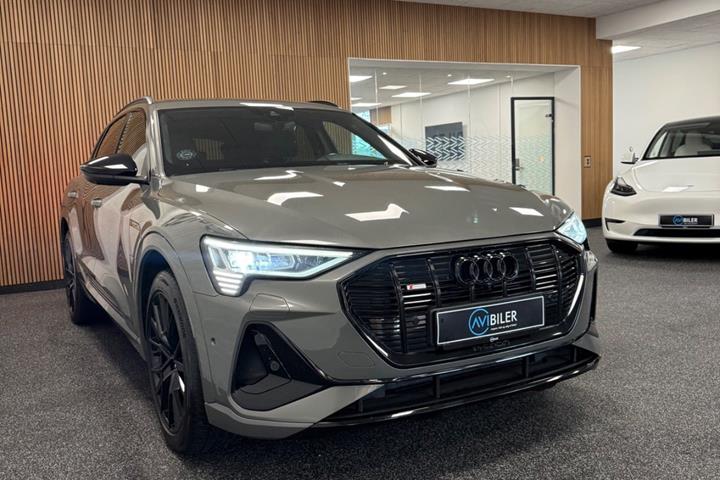 Grå Audi e-tron fra 2022