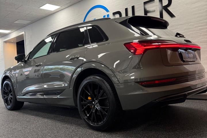 Grå Audi e-tron fra 2022