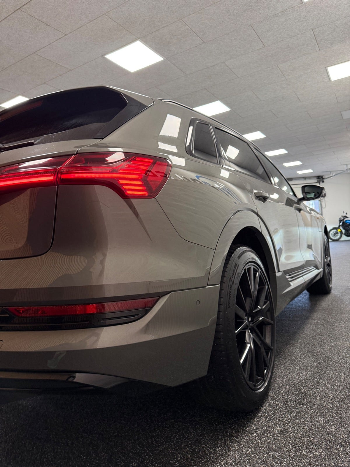 Grå Audi e-tron fra 2022