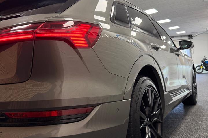 Grå Audi e-tron fra 2022