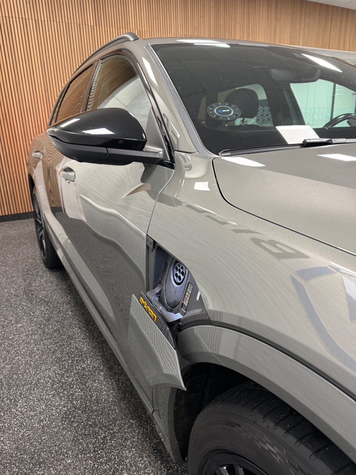 Grå Audi e-tron fra 2022