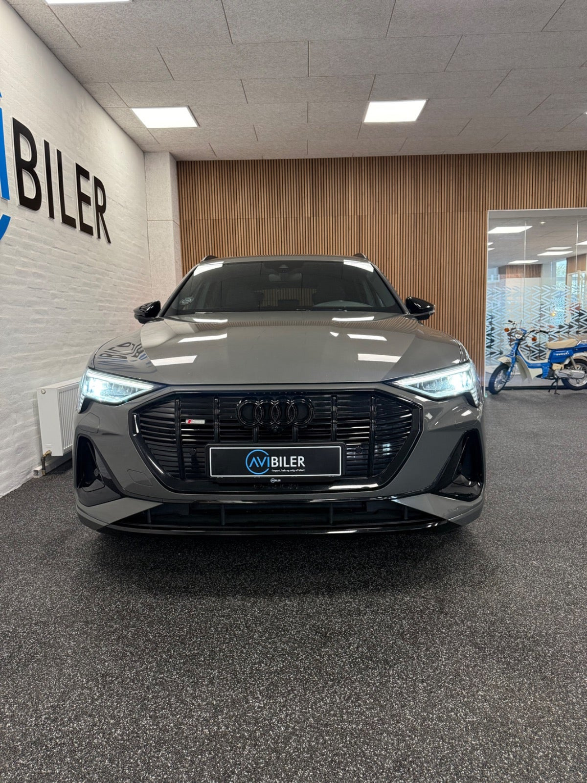 Grå Audi e-tron fra 2022