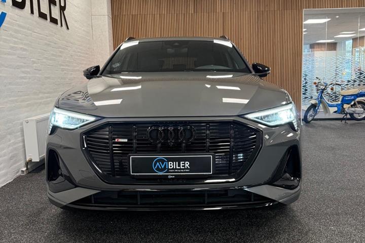 Grå Audi e-tron fra 2022
