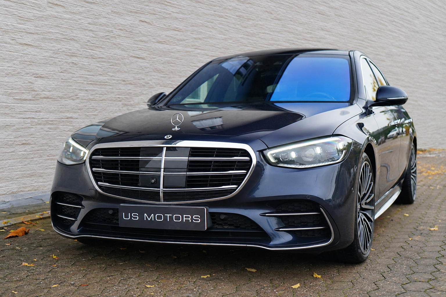 Blå Mercedes S580 e fra 2021