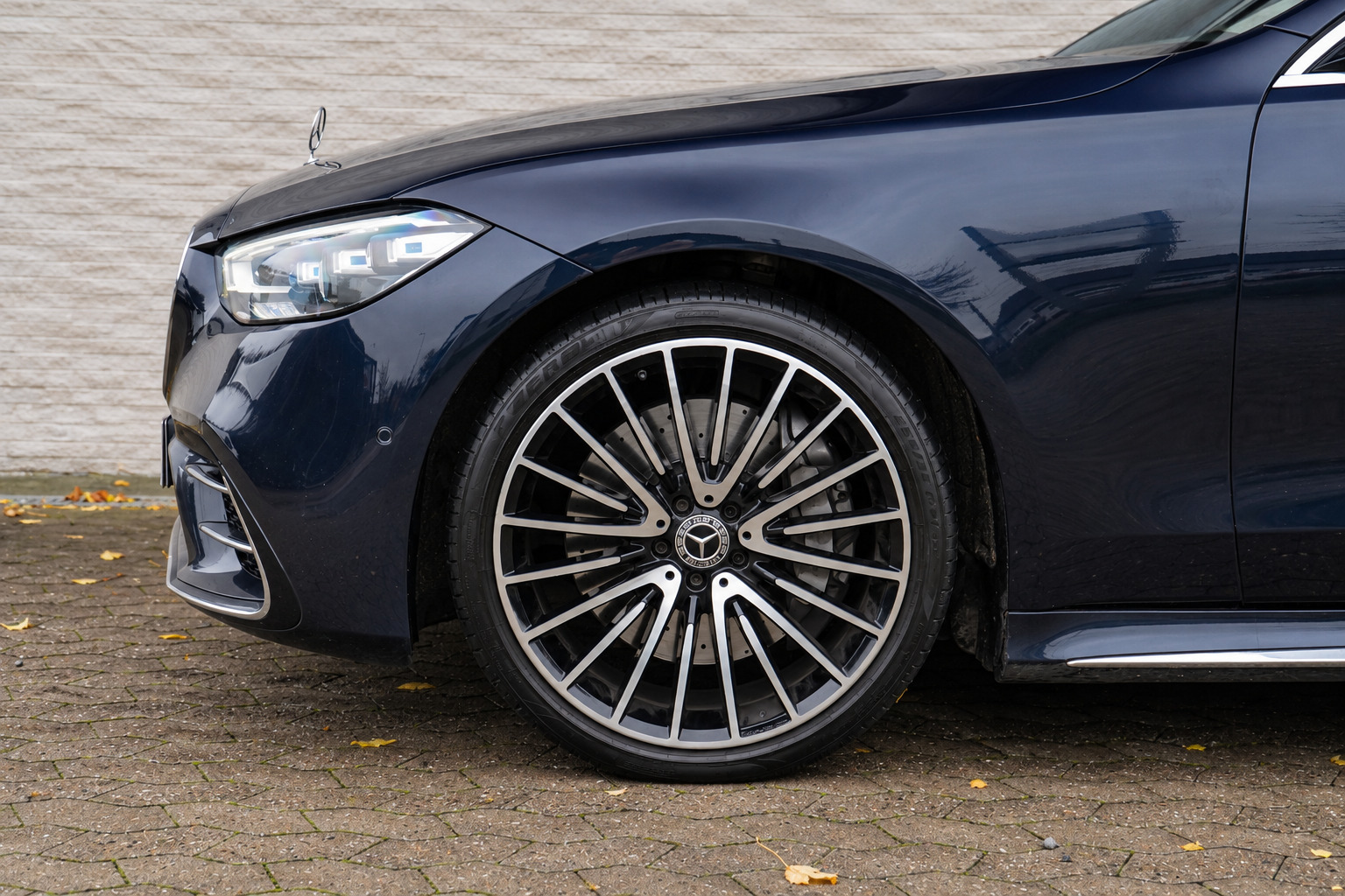 Blå Mercedes S580 e fra 2021