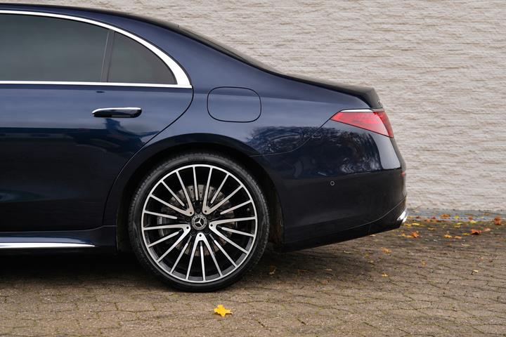 Blå Mercedes S580 e fra 2021