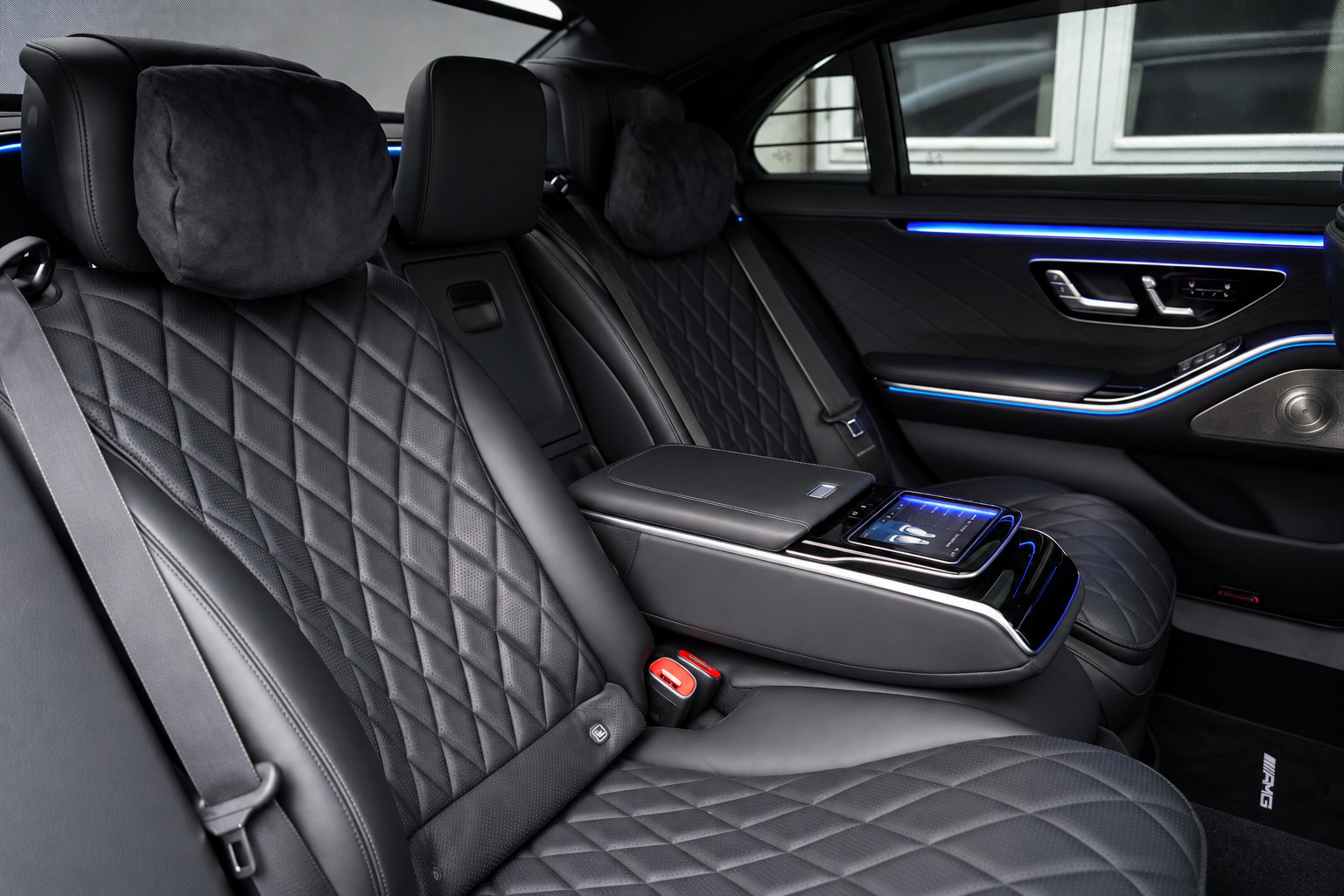 Blå Mercedes S580 e fra 2021