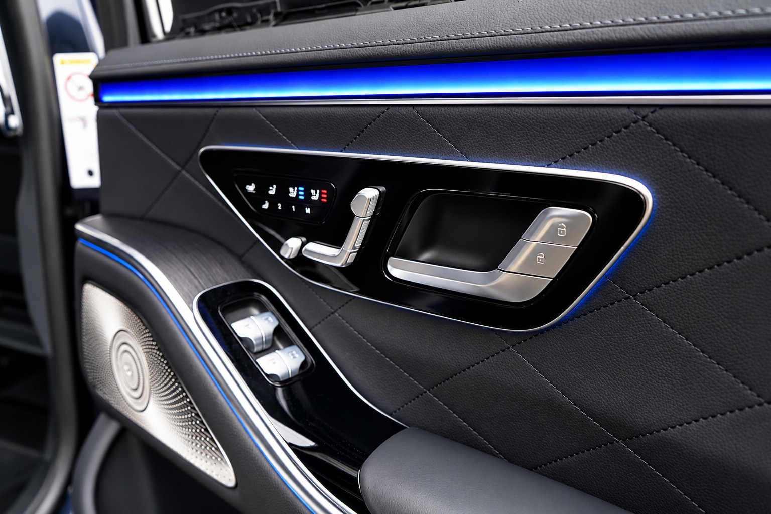 Blå Mercedes S580 e fra 2021