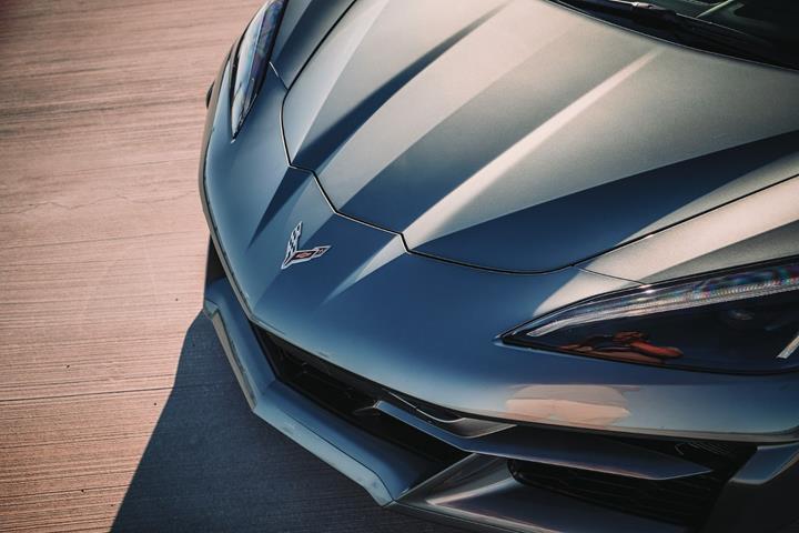 Orange Chevrolet Corvette fra 2023