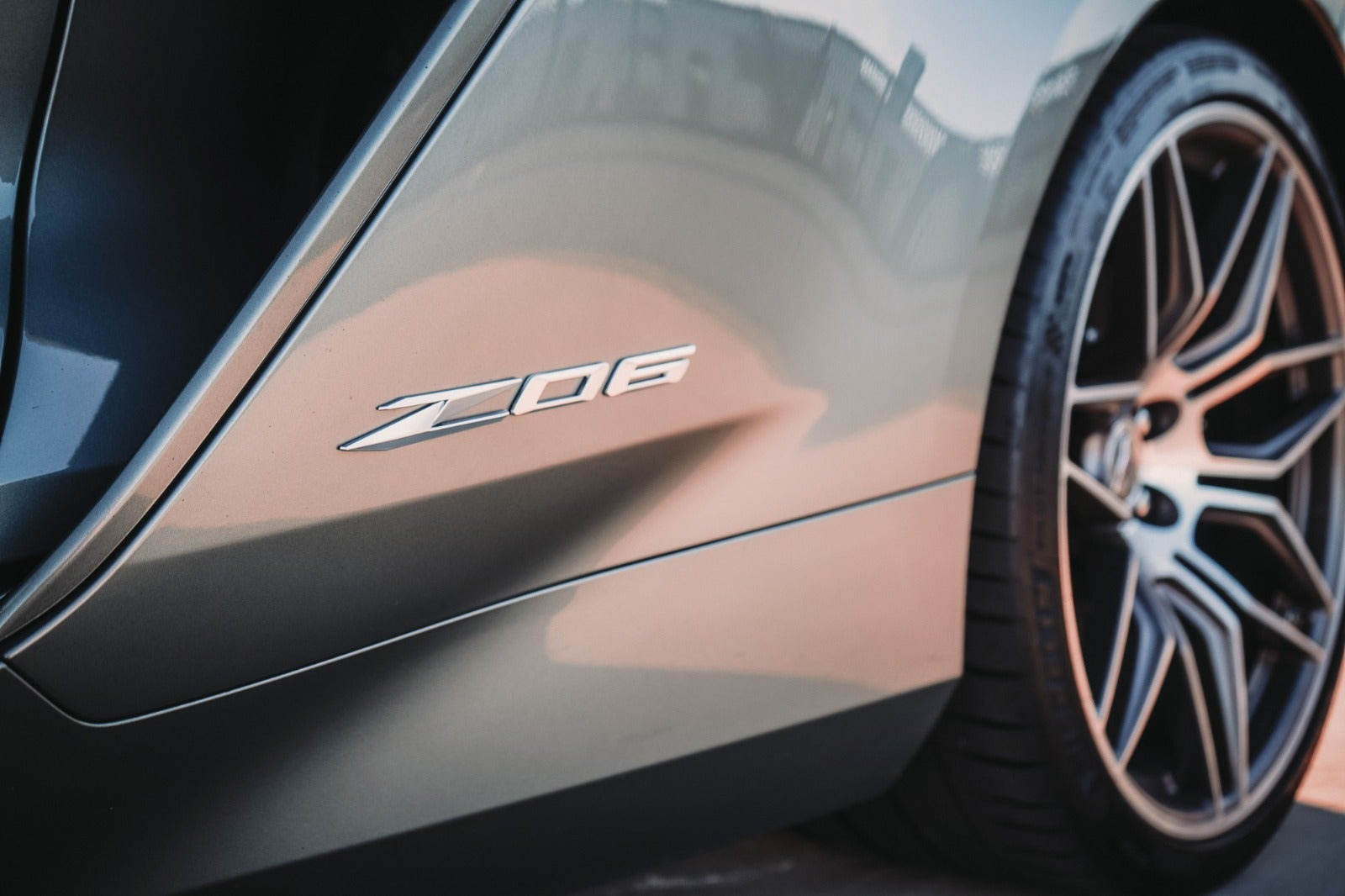 Orange Chevrolet Corvette fra 2023