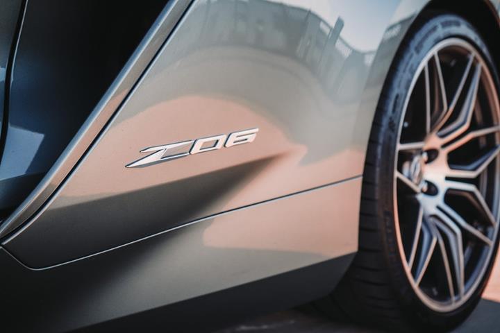 Orange Chevrolet Corvette fra 2023