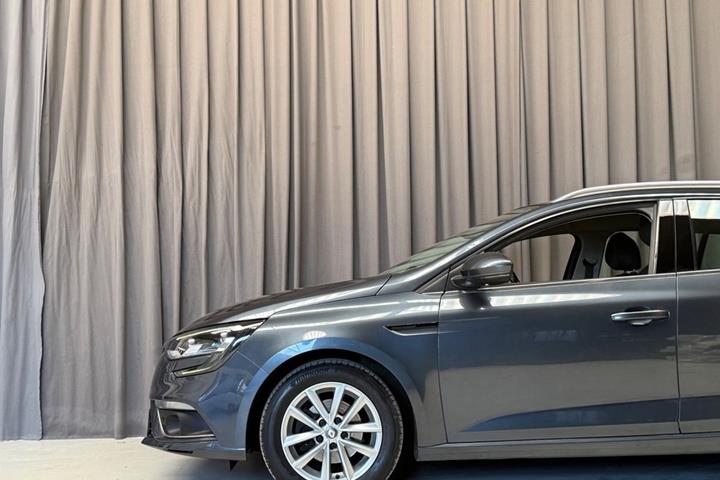 Grå Renault Megane IV fra 2018