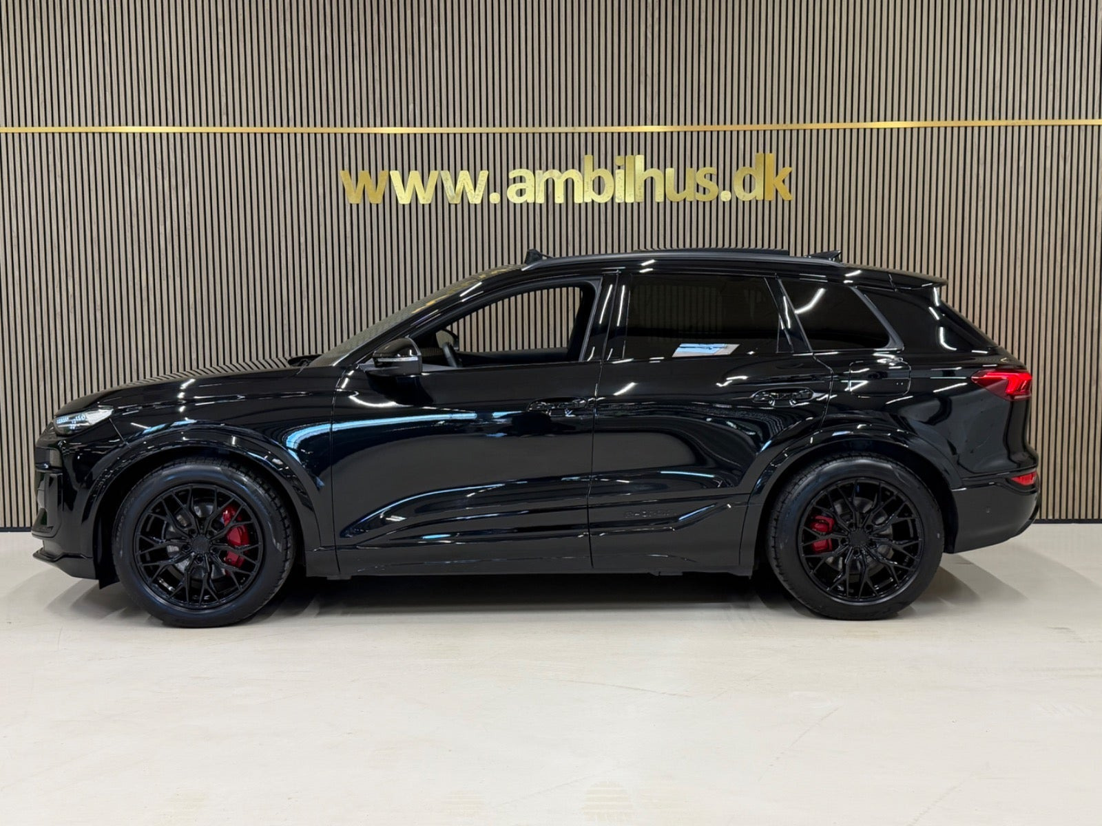 Sort Audi Q6 e-tron fra 2025