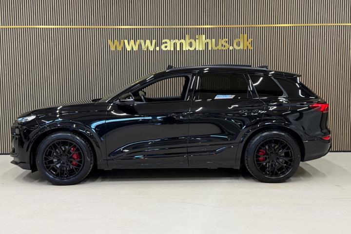 Sort Audi Q6 e-tron fra 2025