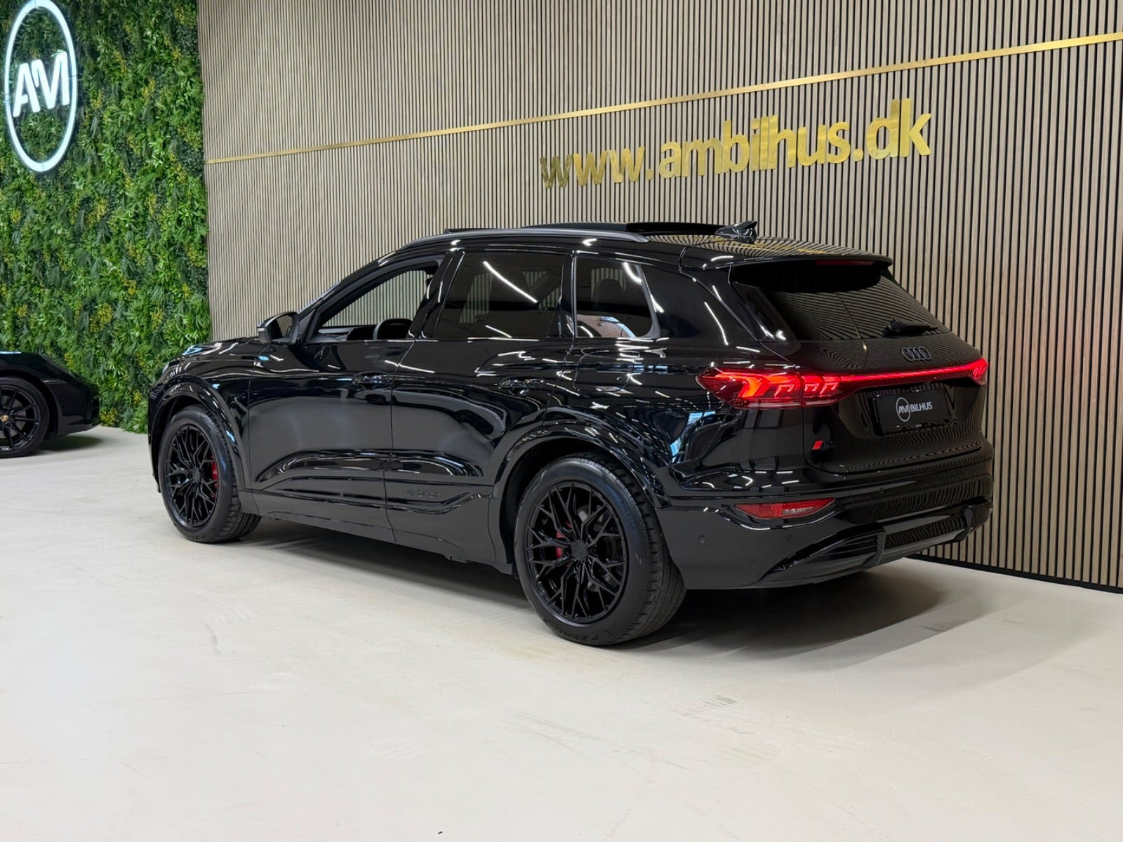 Sort Audi Q6 e-tron fra 2025