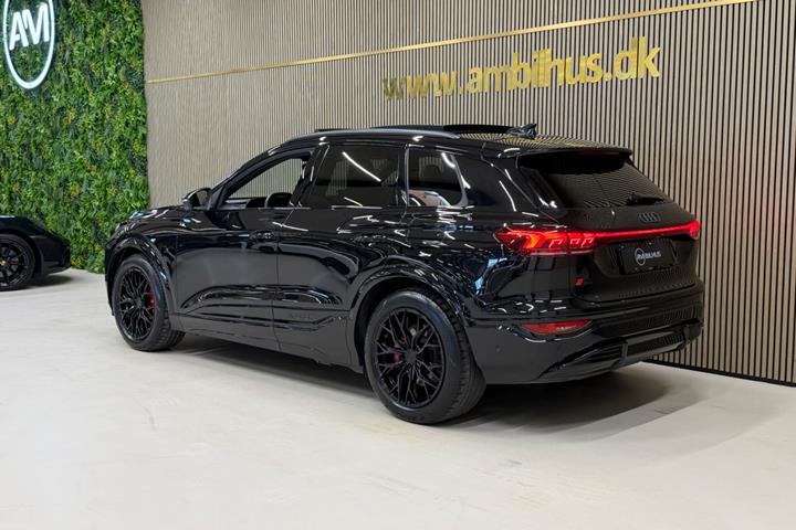 Sort Audi Q6 e-tron fra 2025