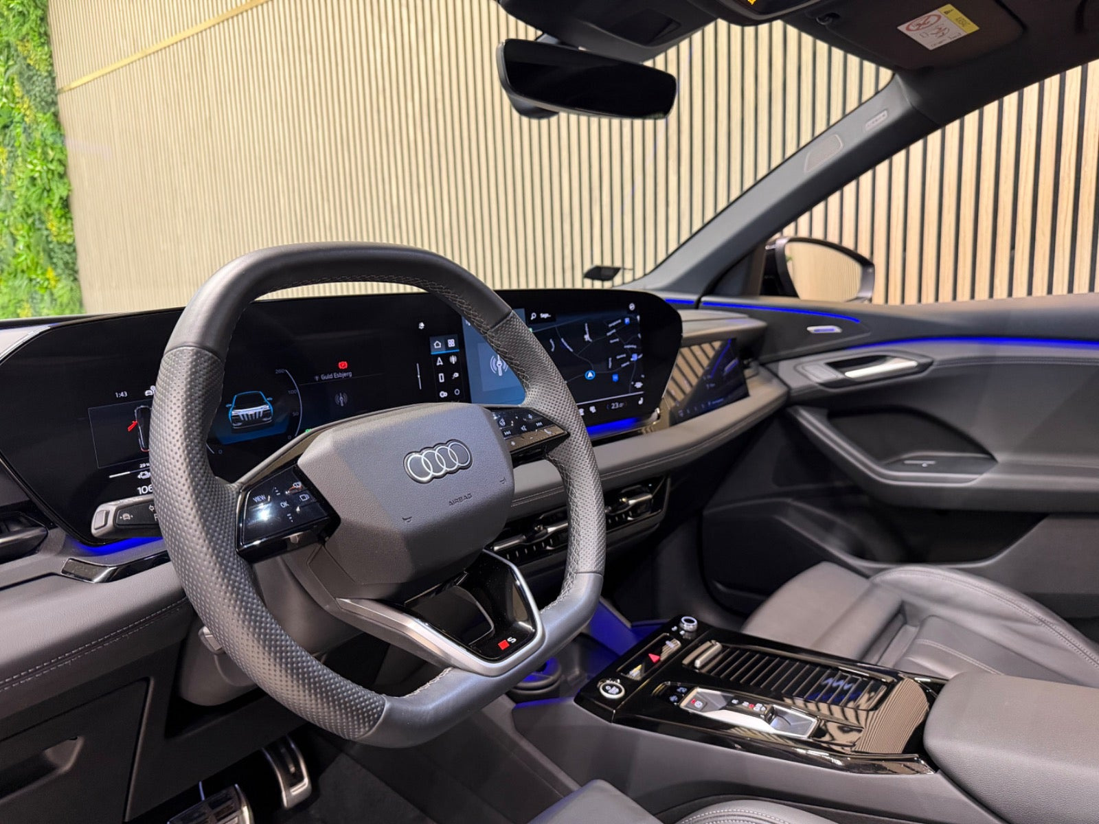 Sort Audi Q6 e-tron fra 2025