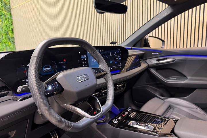 Sort Audi Q6 e-tron fra 2025