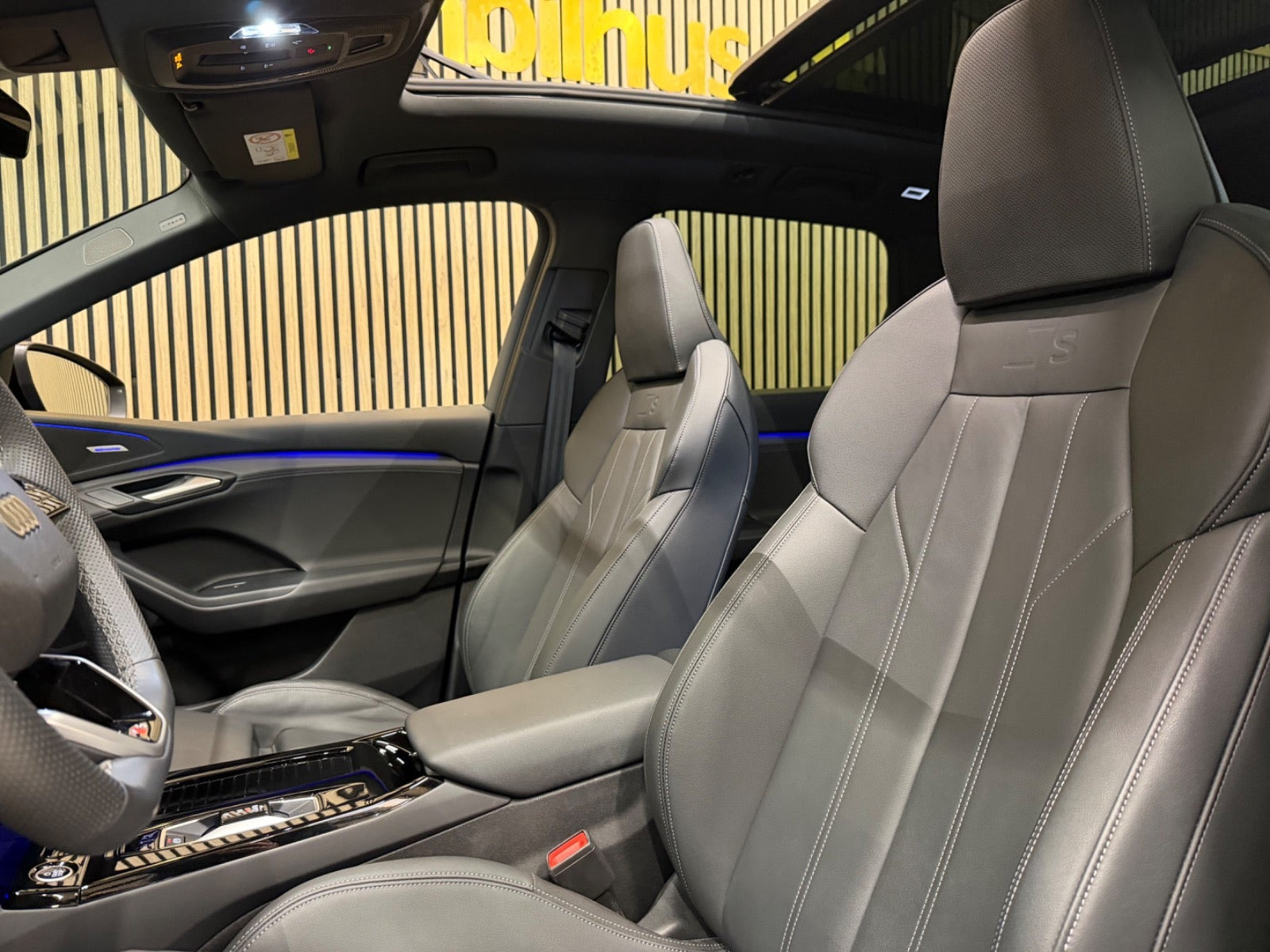 Sort Audi Q6 e-tron fra 2025