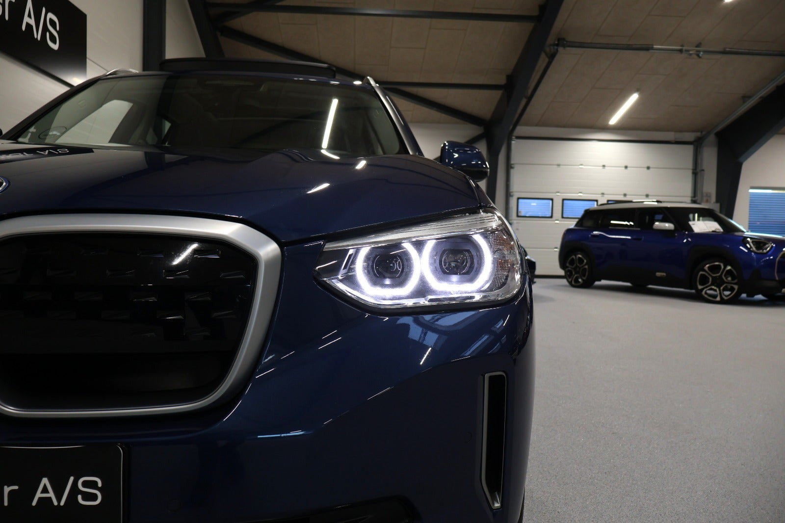 Blå BMW iX3 fra 2021