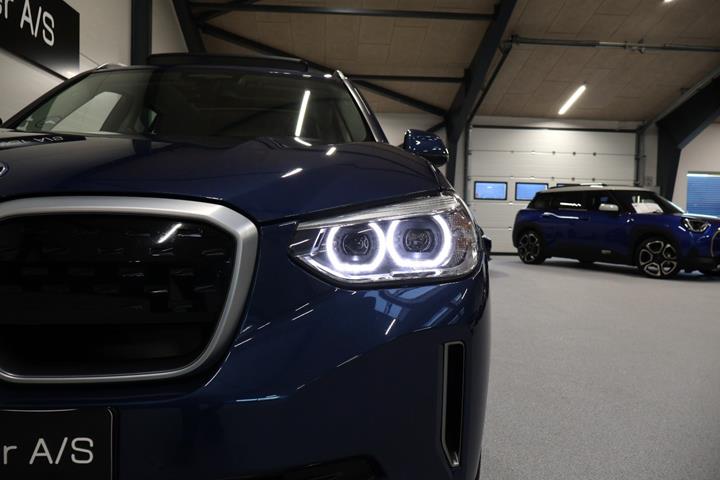 Blå BMW iX3 fra 2021