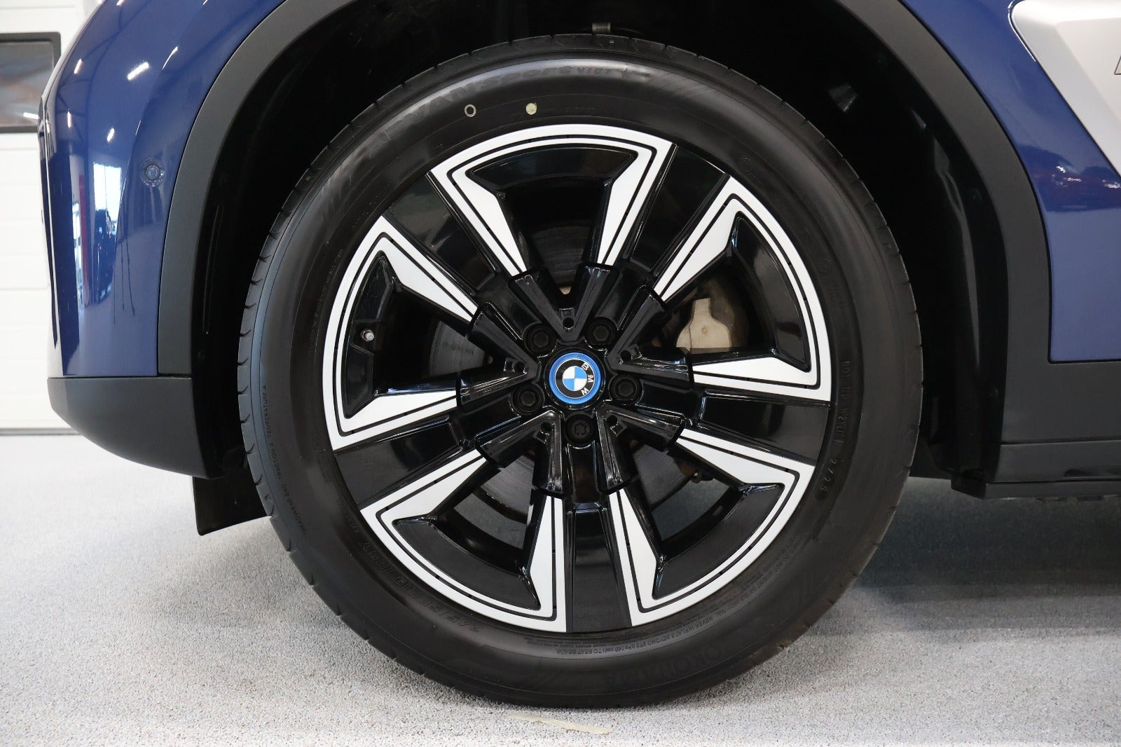 Blå BMW iX3 fra 2021
