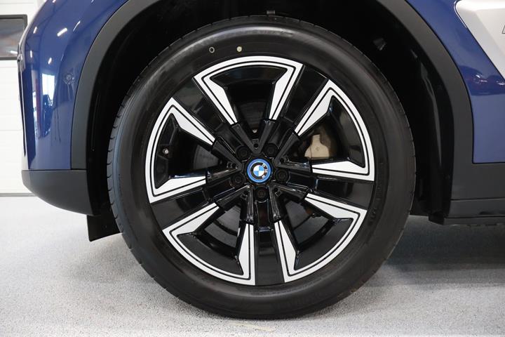 Blå BMW iX3 fra 2021